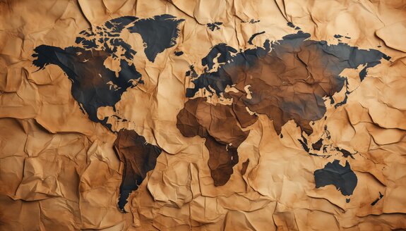 Brązowa mapa świata na pogniecionej teksturze